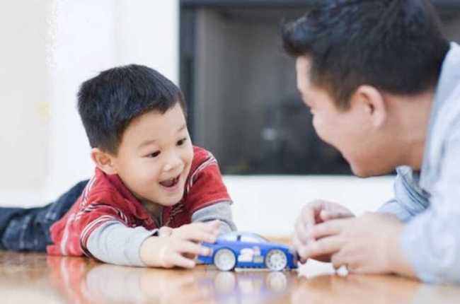 Trẻ em chơi xe ô tô điều khiển có lợi ích gì?