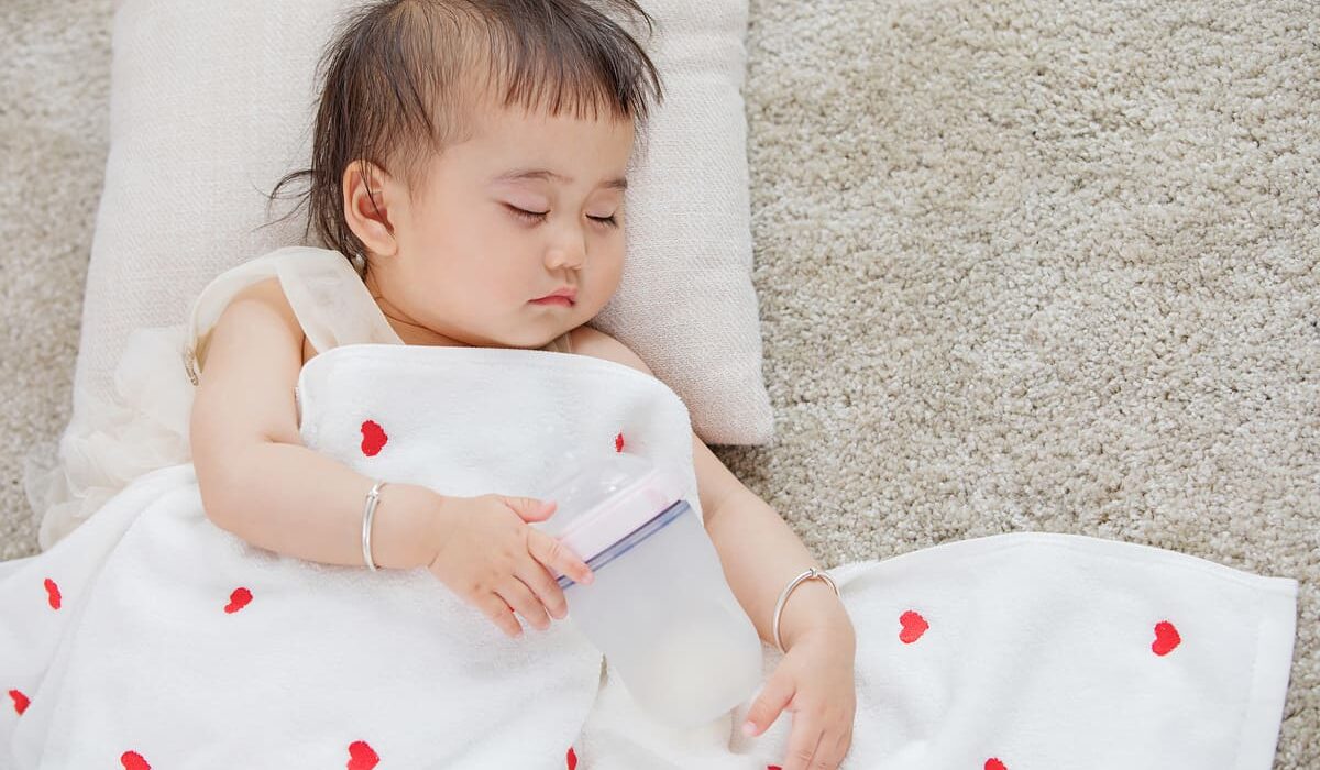 Có nên cho bé ngủ riêng từ sớm hay không?